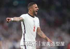 包含英格兰教练因球队低迷成绩面临压力的词条